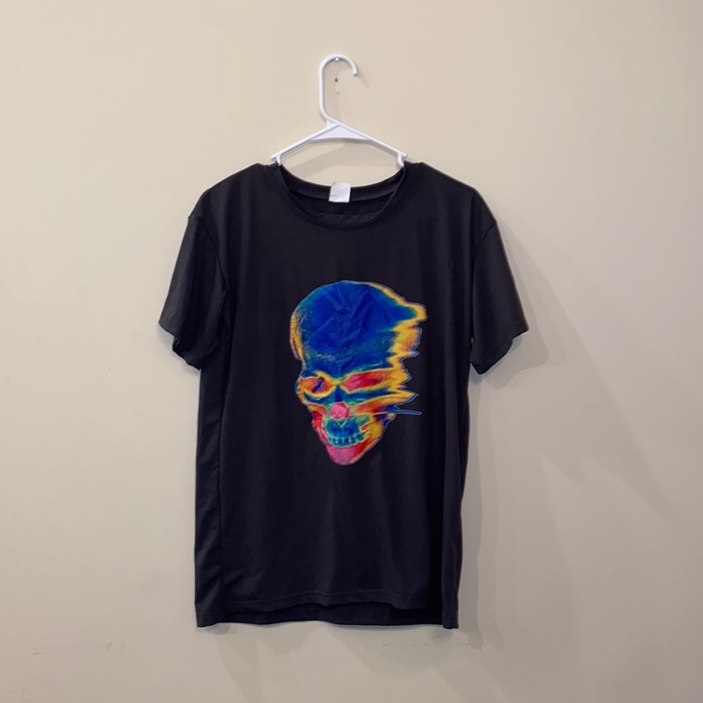 cool skull gray/black t-shirt🖤☠️ Size S fits like a M